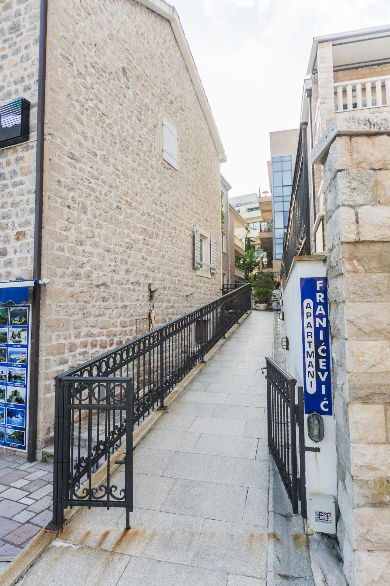 Apartments Franicevic Petrovac Екстериор снимка