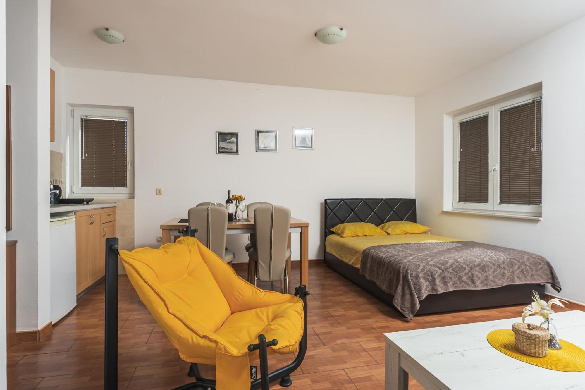 Apartments Franicevic Petrovac Екстериор снимка