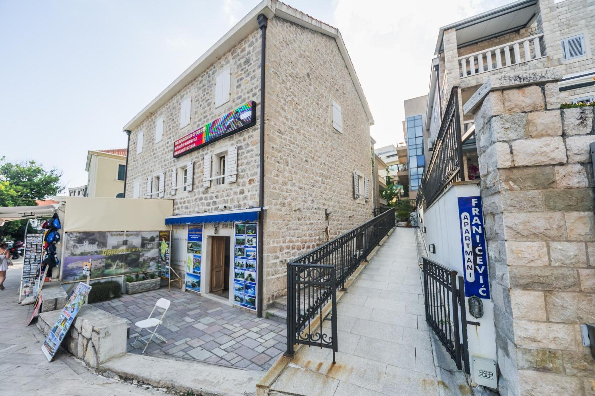 Apartments Franicevic Petrovac Екстериор снимка